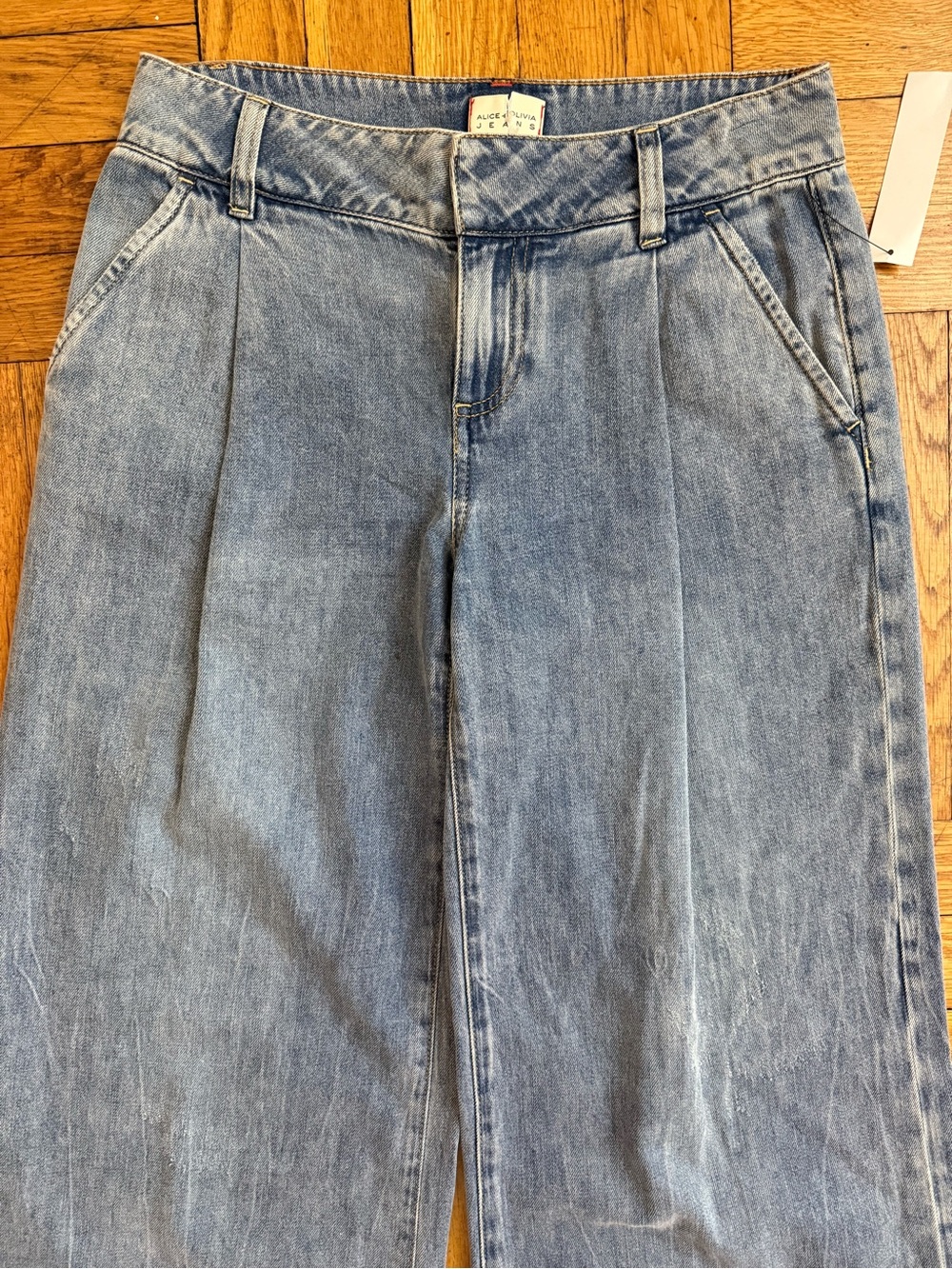 Alice and Olivia
Eric Low Rise Wide Leg Jeans in Sadie Light Vintage Blue - Picture 9 of 14
